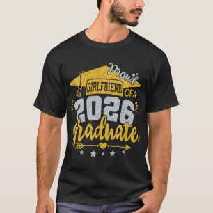 Stolt Flickvän Till En 2026 Examen Grad Senior Gr T Shirt