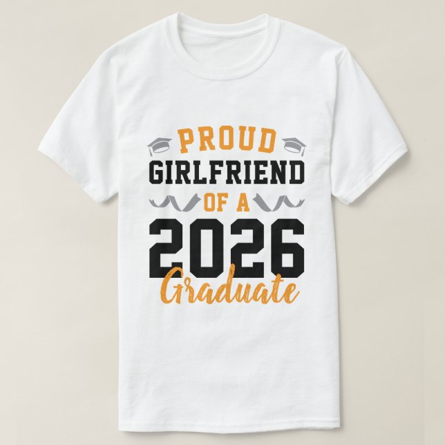 Stolt Flickvän till en 2026 Examen Party Anpassad T Shirt (Design framsida)