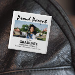 stolt förälder i Student | Foto Knapp<br><div class="desc">Modern stolt förälder av student-knappen med foto- och malltext som lyder "PROUD PARENT OF THE STUDENT THEIR NAMN, SCHOOL/COLLEGE AND CLASS OF". De är lätta att redigera och kan anpassas till mamma, pappa, moster, mormor, mormor och mycket annat. Dessutom kan du enkelt ändra alla teckensnitt, stilar, storlek och färg genom...</div>