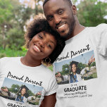 stolt förälder i Student | Foto T Shirt<br><div class="desc">Modern stolt förälder till student-skjortorna, med foto- och malltext med texten "PROUD PARENT OF THE STUDENT THEIR NAMN, SCHOOL/COLLEGE AND CLASS OF". Du kan enkelt redigera dem och anpassa dem så att mamma, pappa, moster, mormor, mormor och mer än stilar, storlekar och färg enkelt kan ändras genom att klicka på...</div>