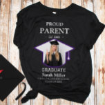stolt förälder i Student med foto och Namn T Shirt<br><div class="desc">Gratulera till student stora prestation med studenten skjortan i anpassningsbar för stolta föräldrar! Designat för att visa ditt pride i stil, den här skjortan har ett personlig foto, student namn och skola. Det är perfekten för ceremonier i studenten, party och fotopon. Vare sig du är stolt över mamma, pappa eller...</div>