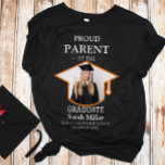 stolt förälder i Student med foto och Namn T Shirt<br><div class="desc">Gratulera till student stora prestation med studenten skjortan i anpassningsbar för stolta föräldrar! Designat för att visa ditt pride i stil, den här skjortan har ett personlig foto, student namn och skola. Det är perfekten för ceremonier i studenten, party och fotopon. Vare sig du är stolt över mamma, pappa eller...</div>