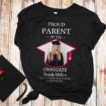 stolt förälder i Student med foto och Namn T Shirt<br><div class="desc">Gratulera till student stora prestation med studenten skjortan i anpassningsbar för stolta föräldrar! Designat för att visa ditt pride i stil, den här skjortan har ett personlig foto, student namn och skola. Det är perfekten för ceremonier i studenten, party och fotopon. Vare sig du är stolt över mamma, pappa eller...</div>