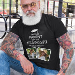 stolt förälder i Student Studenten T Shirt<br><div class="desc">Visa ditt stöd hos din son eller dina döttrar studenten dag/party med den här personligen t-shirt. Utformningen innehåller två fotografier som du själv väljer och texten "Proud Parent of the Student". Deras namn,  ställe av studie- och klassår.</div>