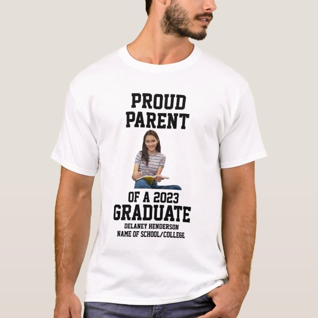 Stolt Förälder till en 2023 Examen T Shirt (Framsida)