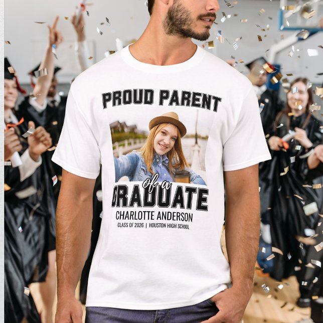 Stolt Förälder Till En Examinerad Student  T Shirt (Skapare uppladdad)