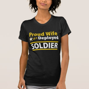 Stolt fru av en utplacerad soldat t shirt