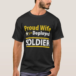 Stolt fru av en utplacerad soldatskjorta tee shirt