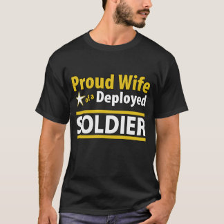 Stolt fru av en utplacerad soldatskjorta tee shirt