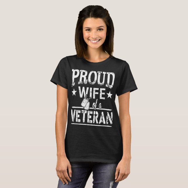 Stolt fru av en veteran tee shirt (Hel framsida)
