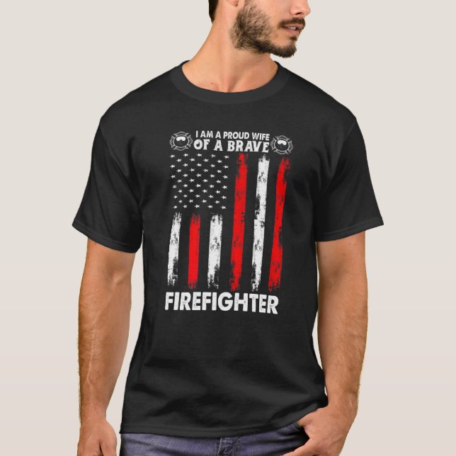 Stolt fru till en brandman   t shirt (Framsida)