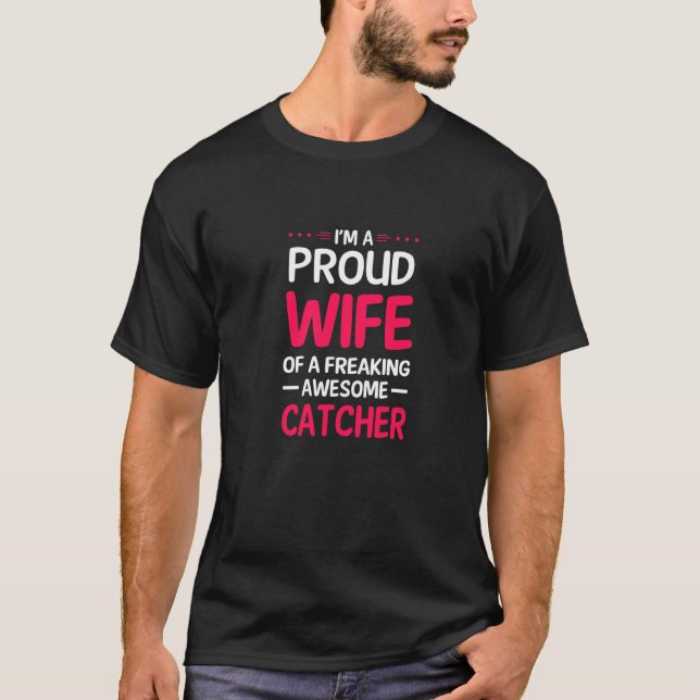 Stolt fru till en fantastisk fångare t shirt (Framsida)