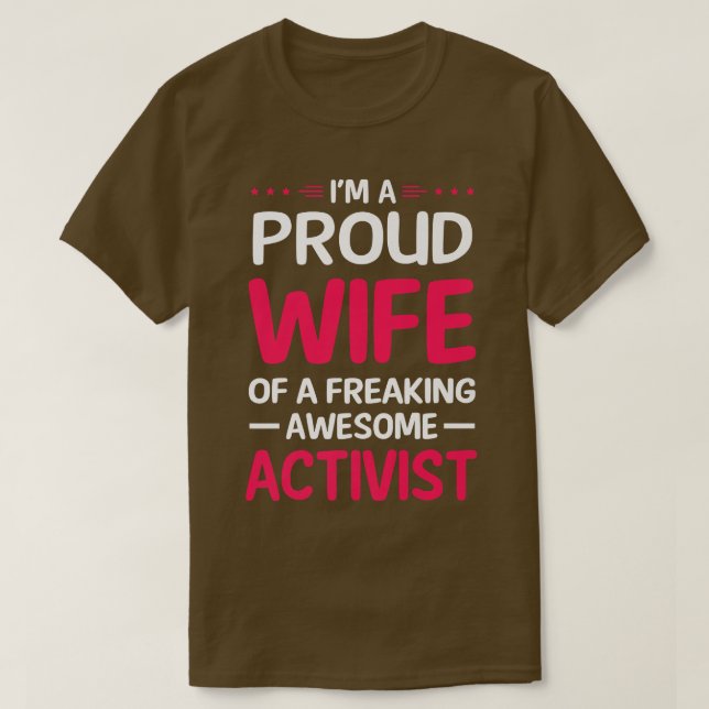 stolt hustru i Freaking Fantastisk ACTIVIST T Shirt (Design framsida)