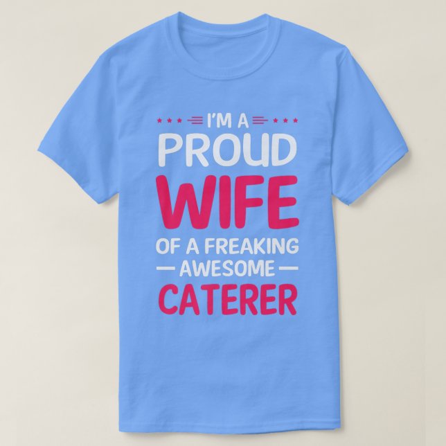 stolt hustru i Freaking Fantastisk CATERER T Shirt (Design framsida)