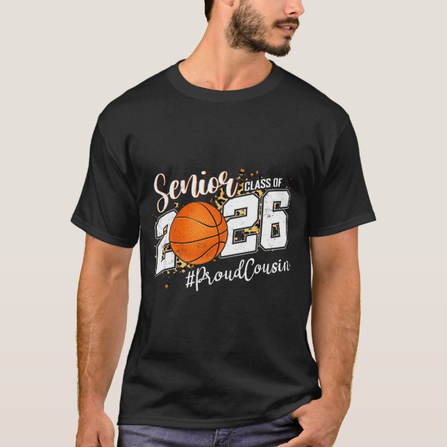 Stolt Kusin 2026 Senior Basket Design T Shirt (Framsida)
