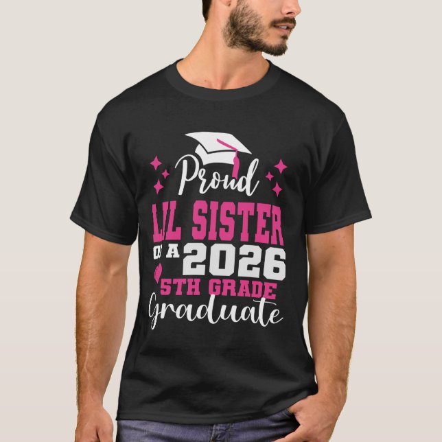 Stolt lillasyster till 5:e klass examenstudent 202 t shirt (Framsida)