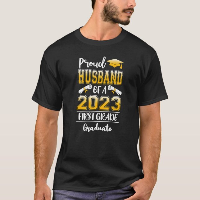 stolt Make i klass 2023 första Klass Gradu T Shirt (Framsida)