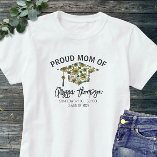 Stolt mamma 2026 Examensnamn Blommig examensmössa T Shirt