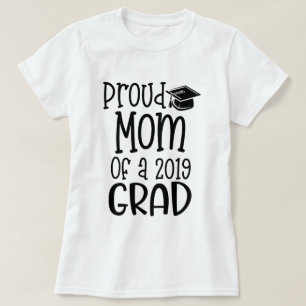 Stolt mamma av en 2019 akademiker hög gåva t shirt