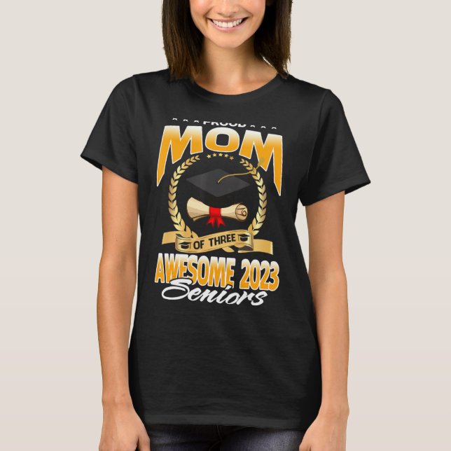 stolt Mamma av tre Fantastisk 2023-chefer T Shirt (Framsida)