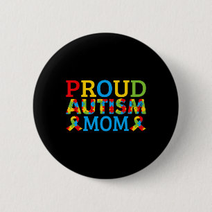 Stolt mamma bär färgade pusselbitar för autism S Knapp