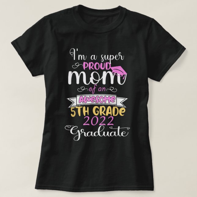 stolt Mamma från en femte Student Klass här i Kom  T Shirt (Design framsida)