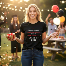 Stolt mamma, hennes examen era, klass 2026, röd sv t shirt