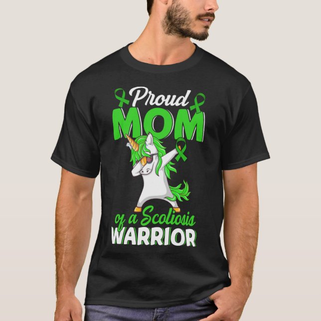 stolt Mamma i en Scoliosis Warrior Grönt Ribbon Gr T Shirt (Framsida)