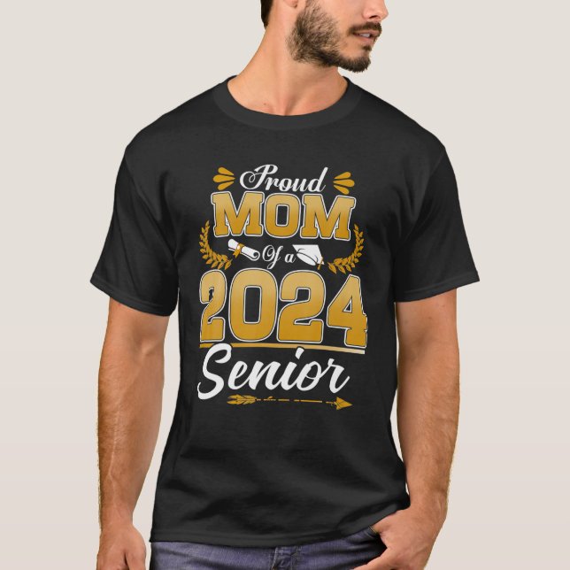 stolt Mamma i klass 2024: 24 Studenten T Shirt (Framsida)