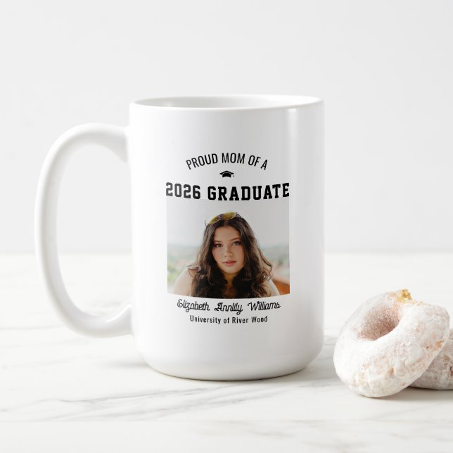 Stolt mamma Senior Anpassat år Examensfoto Förälde Kaffemugg (Med munk)