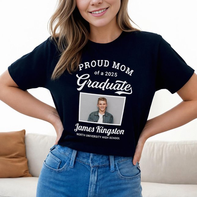 Stolt mamma till en 2026 examen Black T Shirt (Skapare uppladdad)