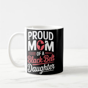Stolt mamma till en dotter med svart bälte kaffemugg