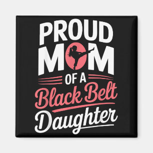 Stolt mamma till en dotter med svart bälte magnet