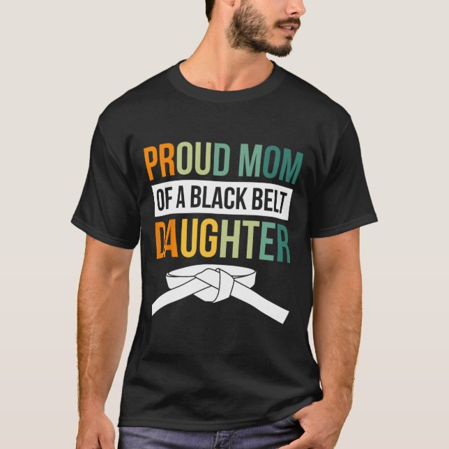 stolt Mamma vid Svart Bälte dotter 19 T Shirt (Framsida)