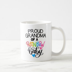 Stolt mormor av en mugg för regnbågebabykopp