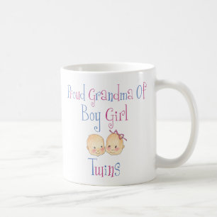 Stolt mormor av pojkeflickatwillingar kaffemugg