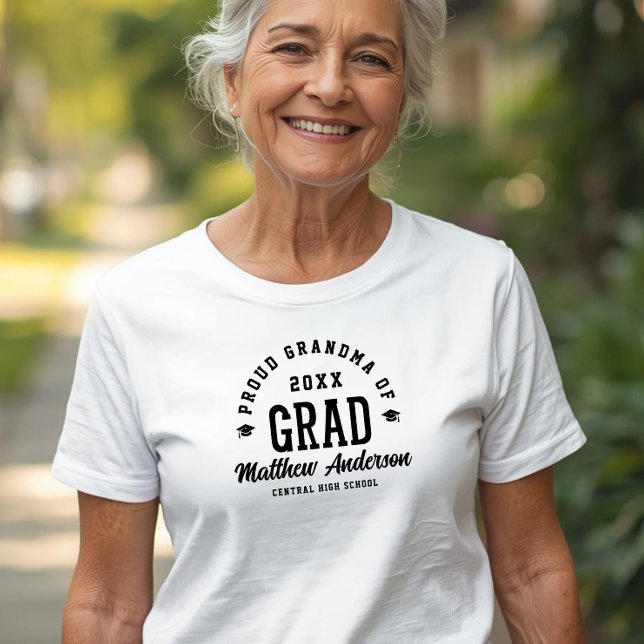 Stolt mormor Examen Varsity Typografi Utexaminerad T Shirt (Skapare uppladdad)