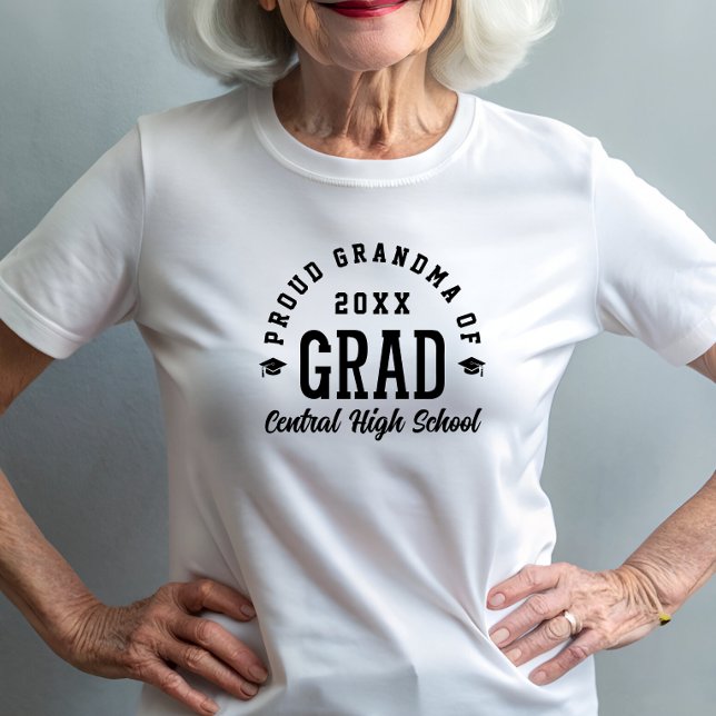 Stolt Mormor Examen Varsity Typografi Utexaminerad T Shirt (Skapare uppladdad)