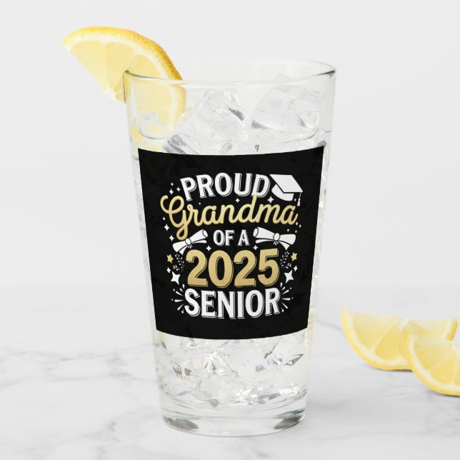 Stolt Mormor Till En 2025 Examinand Examen Guld Glaskopp (Framsida Ice)