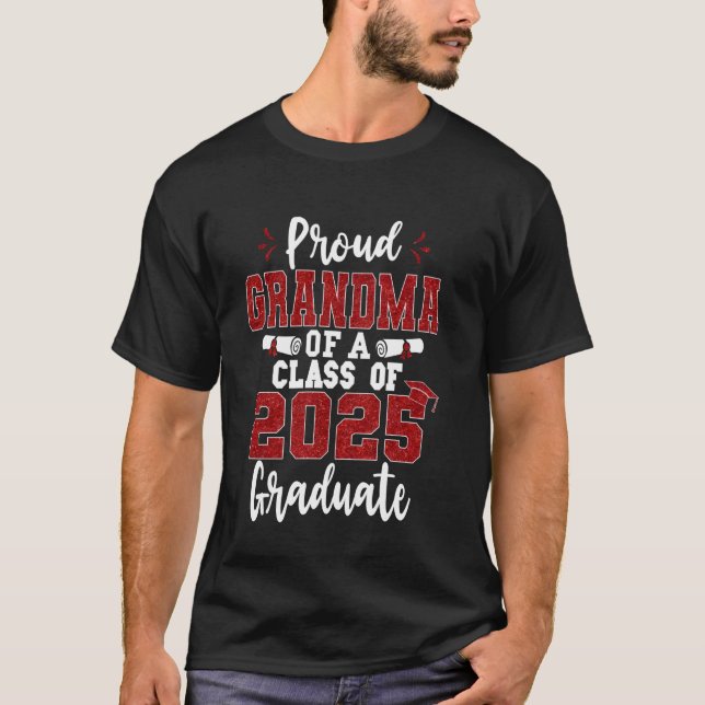 Stolt Mormor Till En Klass 2025 Examen Senior G T Shirt (Framsida)