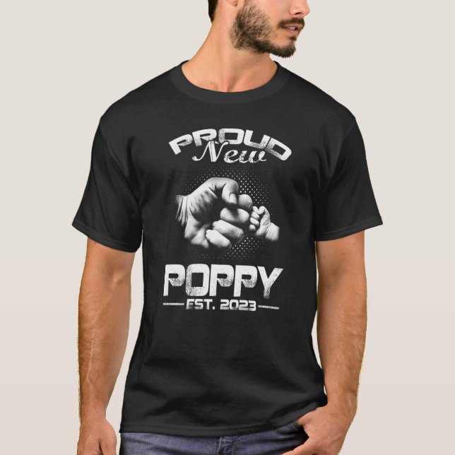 Stolt Ny Vallmo Est 2023 Fars Dag   T Shirt (Framsida)