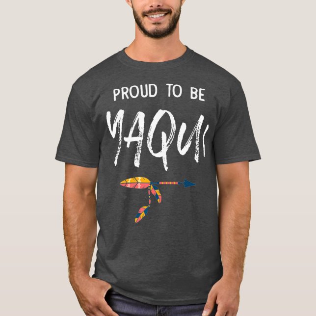 stolt över att vara det amerikanska Pridet Yaqui T Shirt (Framsida)