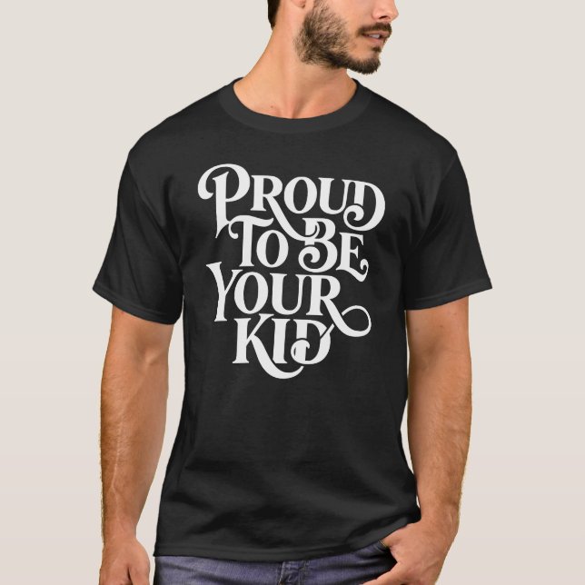 Stolt över att vara ditt barn – dekorativ serifsta t shirt (Framsida)