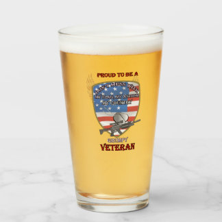 Stolt över att vara ett grinig veteran ölglas glaskopp