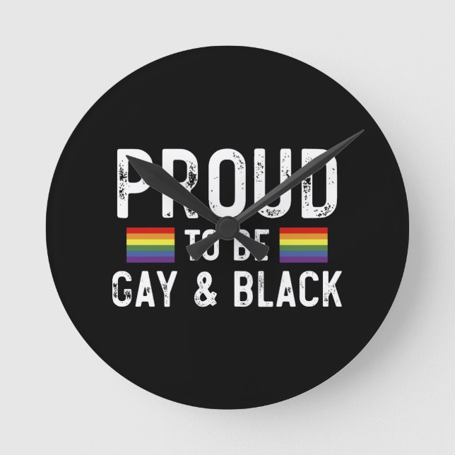 stolt över att vara homosexuell och svart rund klocka (Framsida)