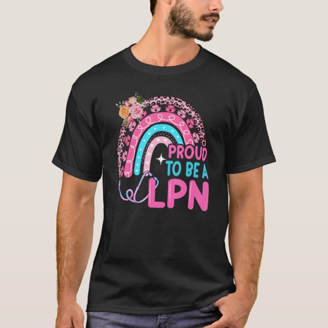 stolt över att vara Lpn Rainbow Leopard Stethoscop T Shirt (Framsida)
