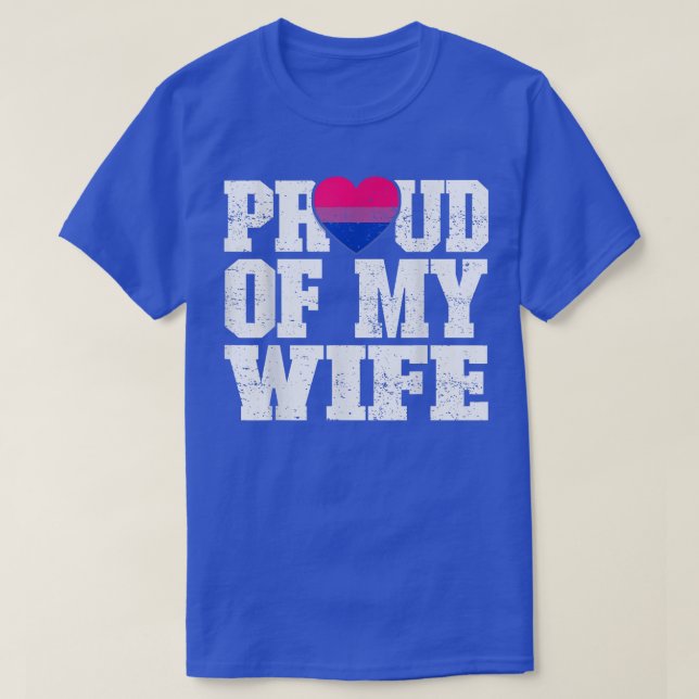 Stolt över min fru biseuell flagga bröllopsjubileu t shirt (Design framsida)