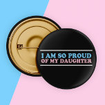 stolt över min transgena dotter Mamma Pappa föräld Knapp<br><div class="desc">Jag är så stolt över min transgena dotter. En vacker knapp för föräldrastöd för en mamma av en transkvinna skriven i blått,  rosa och vitt på flagga pride. Ett underbart sätt att visa ditt barn att du alltid kommer att kärlek dem när de har berättat om deras övergång.</div>