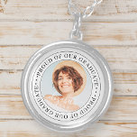 stolt över vårt moderna foto Student 20XX Studente Silverpläterat Halsband<br><div class="desc">Den här enkla och klassiska designen består av serif-typografi och lägger till ett anpassningsbar-foto.</div>