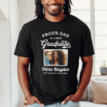 stolt Pappa av ett foto med svart Anpassningsbar 2 T Shirt<br><div class="desc">Den svarta snyggten "Proud Pappa of a 2025 Student" studenten-t-shirt har ett foto av den grad som är inramad i vitt med enkelt och klassiskt namn, klassår och namn som kan vara personlig för vilken familjemedlem som helst. Shirt färg och stil kan ändras för att samordna sig med skolan eller...</div>